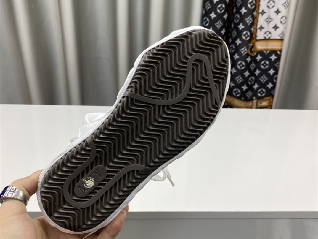 Maison Mihara Yasuhiro Low-Top Sneakers MMY-025