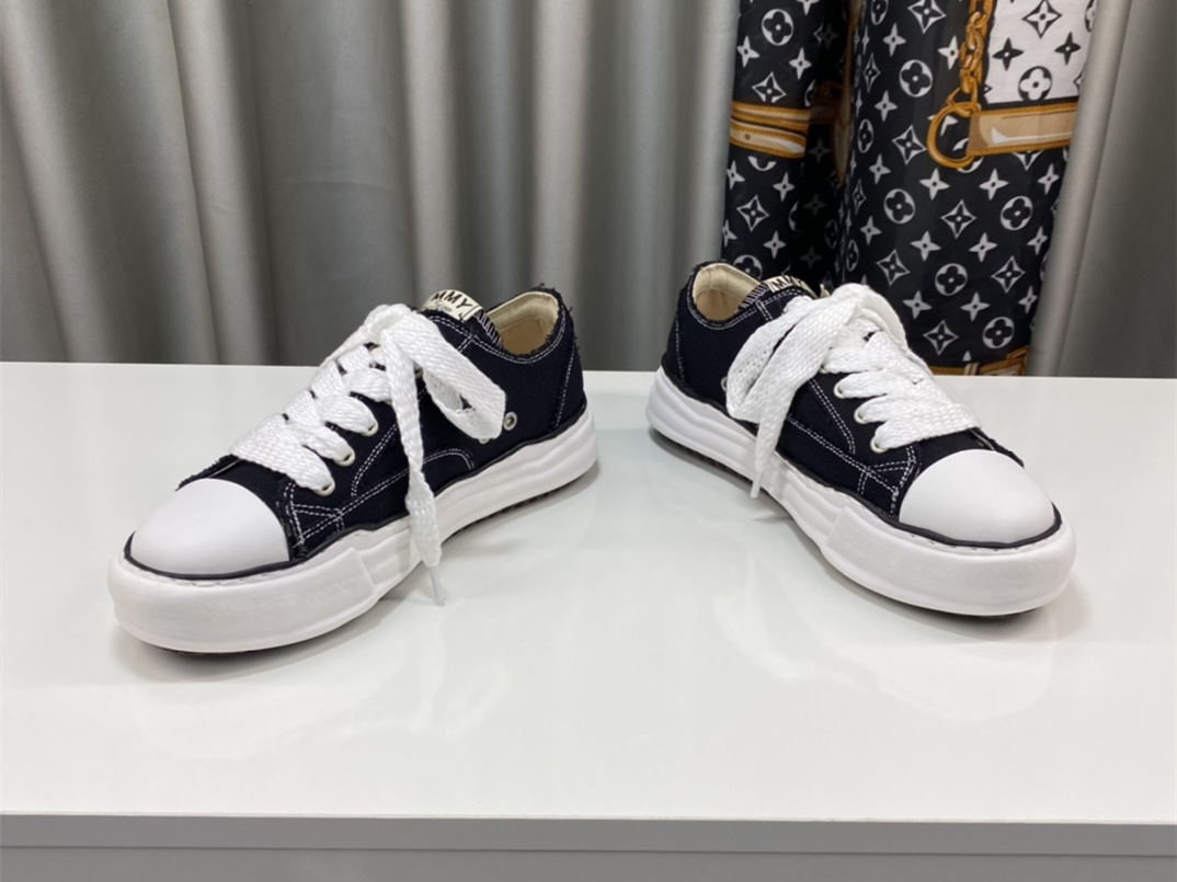 Maison Mihara Yasuhiro Low-Top Sneakers MMY-030