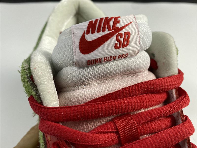 Nike SB Dunk Low Strawberry Cough CW7093-601