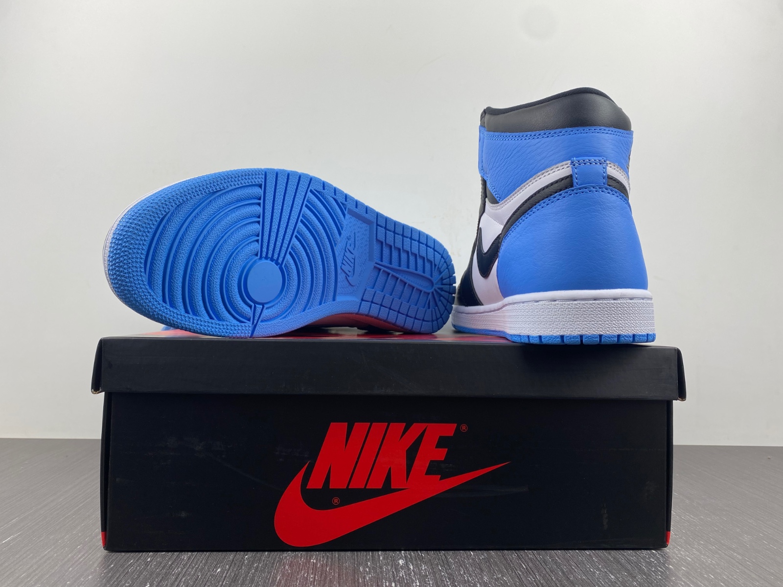 Air Jordan 1 Retro High OG "University Blue" DZ5485-400