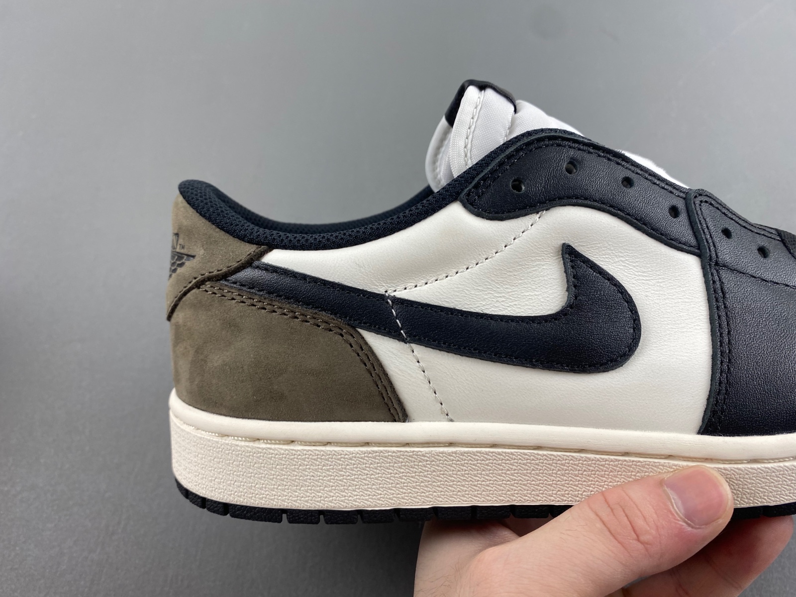 Air Jordan 1 Low OG “Mocha”    CZ0790-102