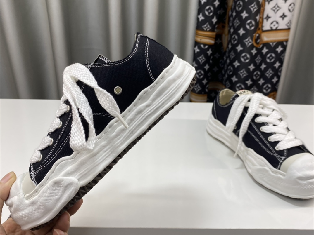 Maison Mihara Yasuhiro Low-Top Sneakers MMY-040