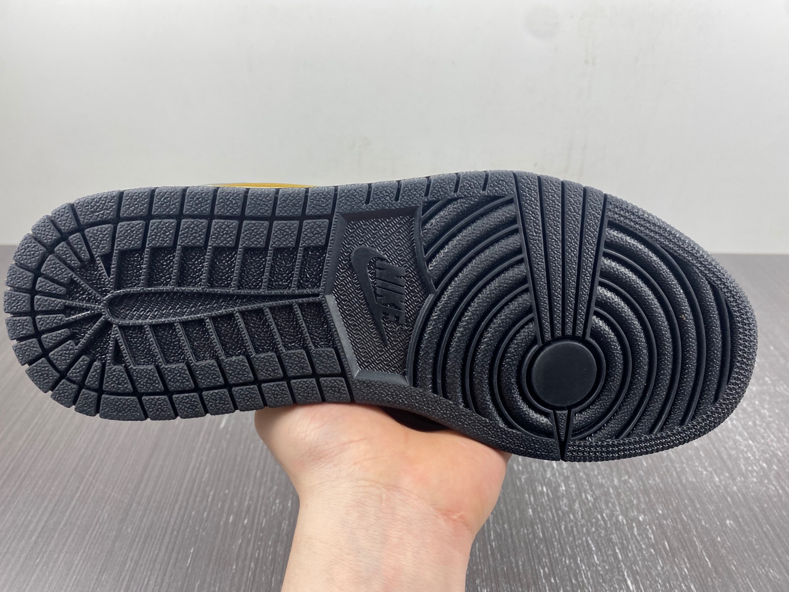 OFF-WHITE x Air Jordan 1 customize