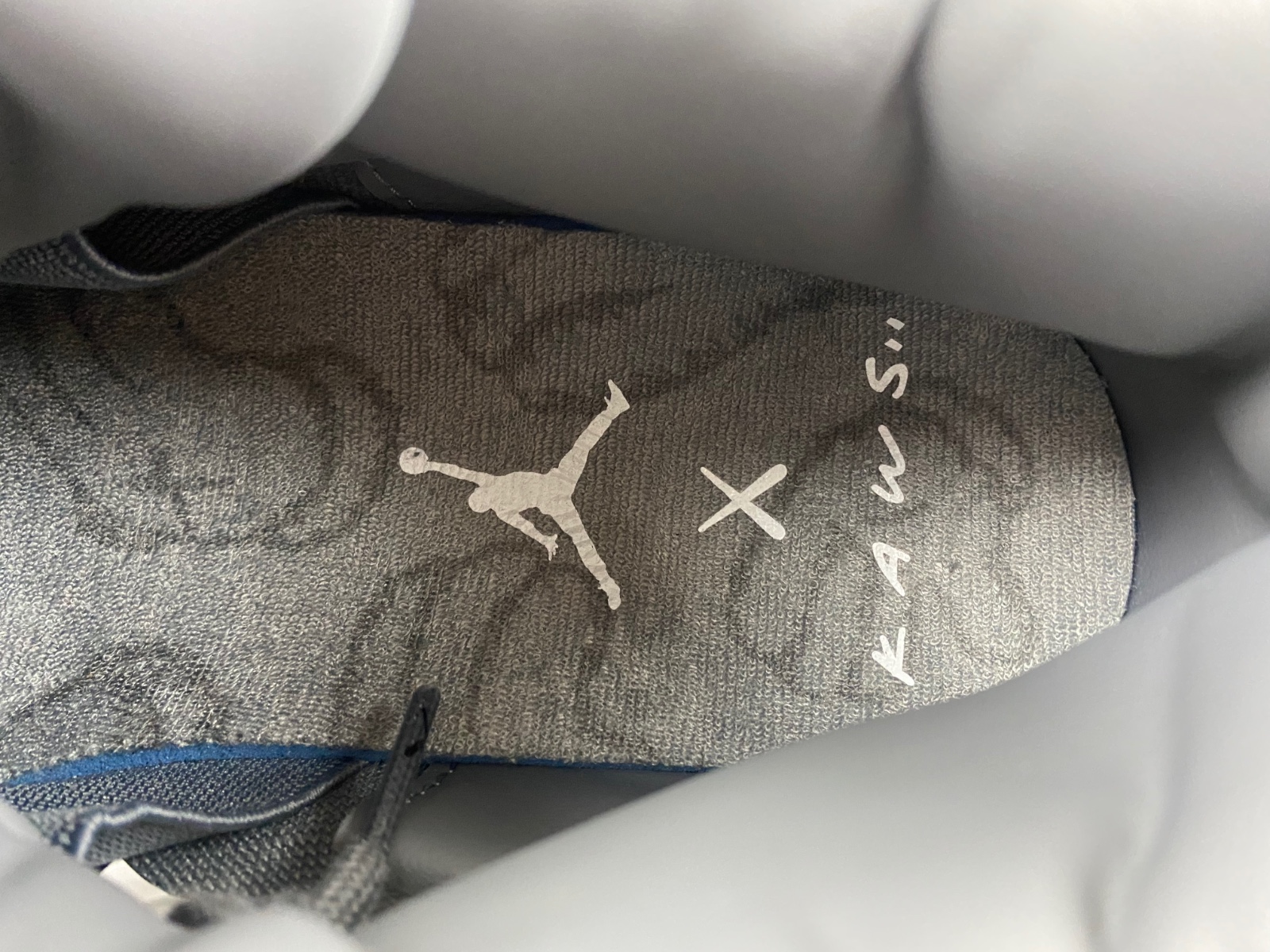 KAWS x Air Jordan 4 Retro 