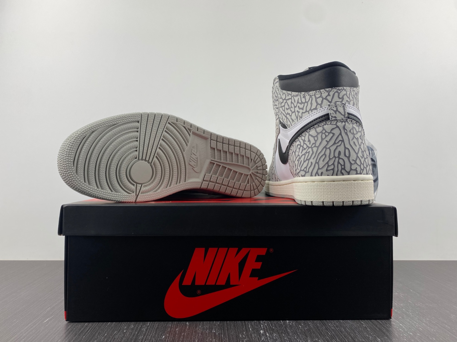 Air Jordan 1 Retro High OG "White Cement" DZ5485-052