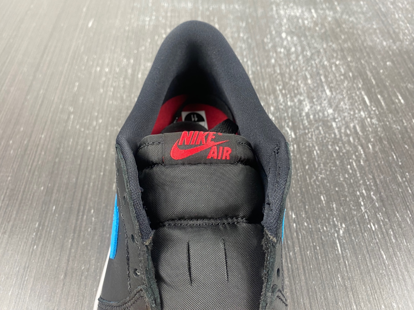 Air Jordan 1 Low OG UNC to Chicago CZ0775-046