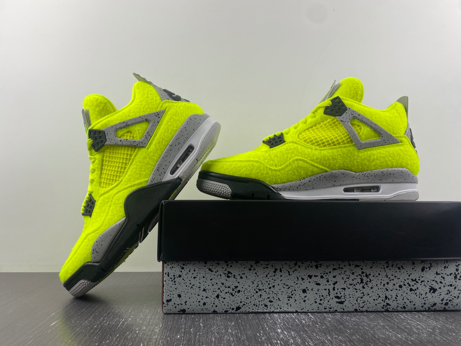 Air Jordan4 tennis ball