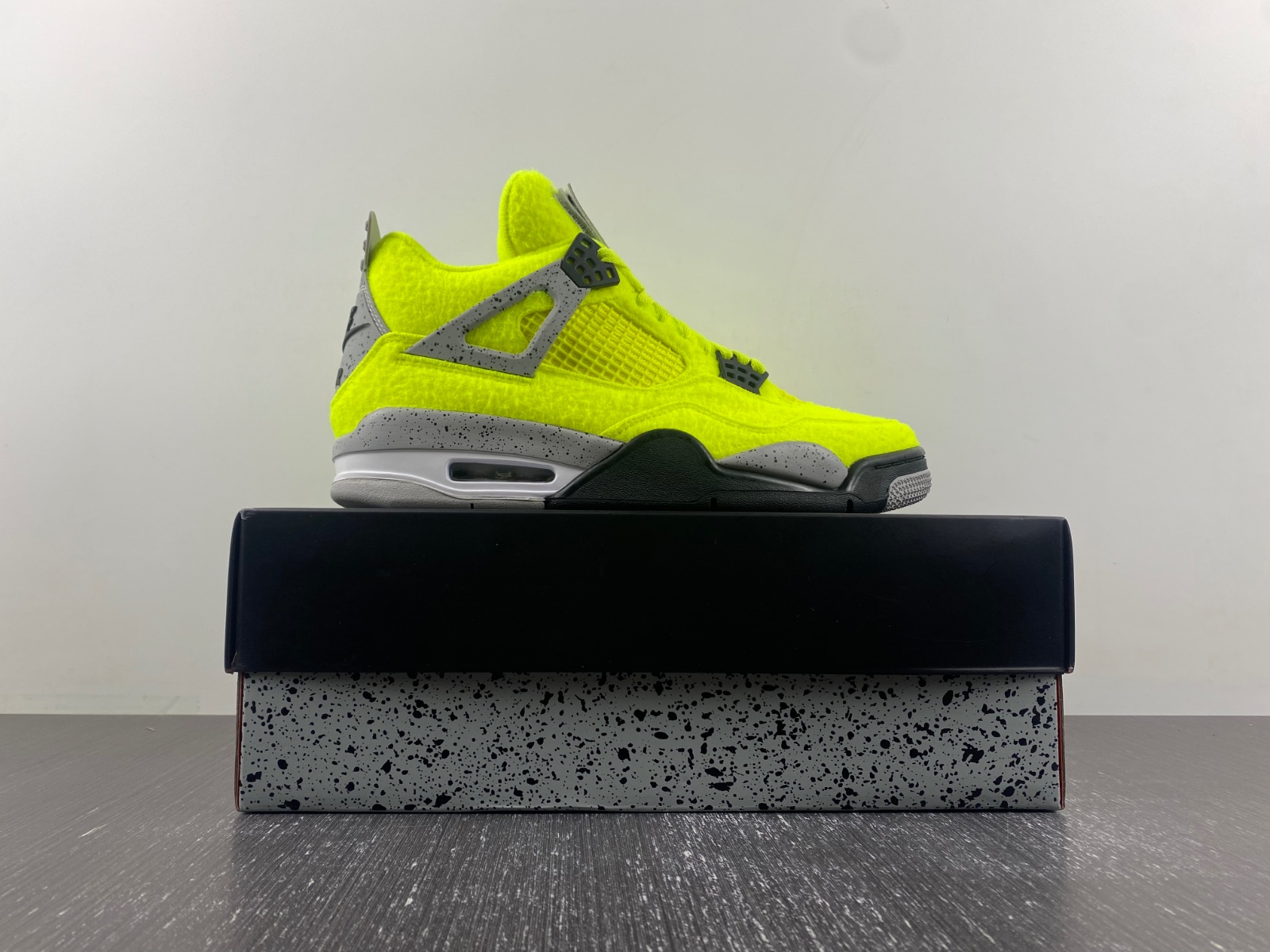 Air Jordan4 tennis ball