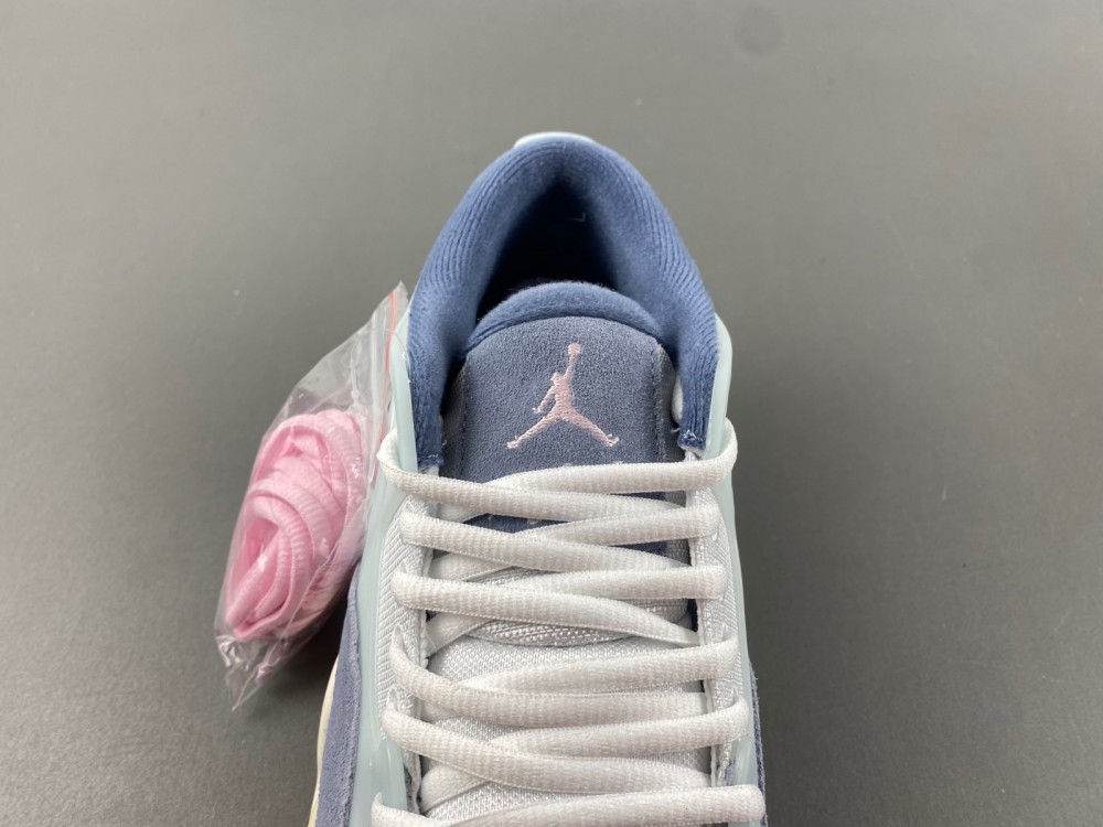 Air Jordan 4 RM “Prism Pink” RM FQ7939-101