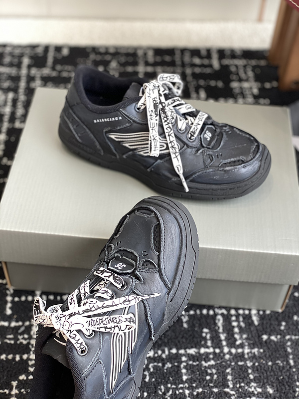 Balenciaga Hamptons Worn-Out Sneaker