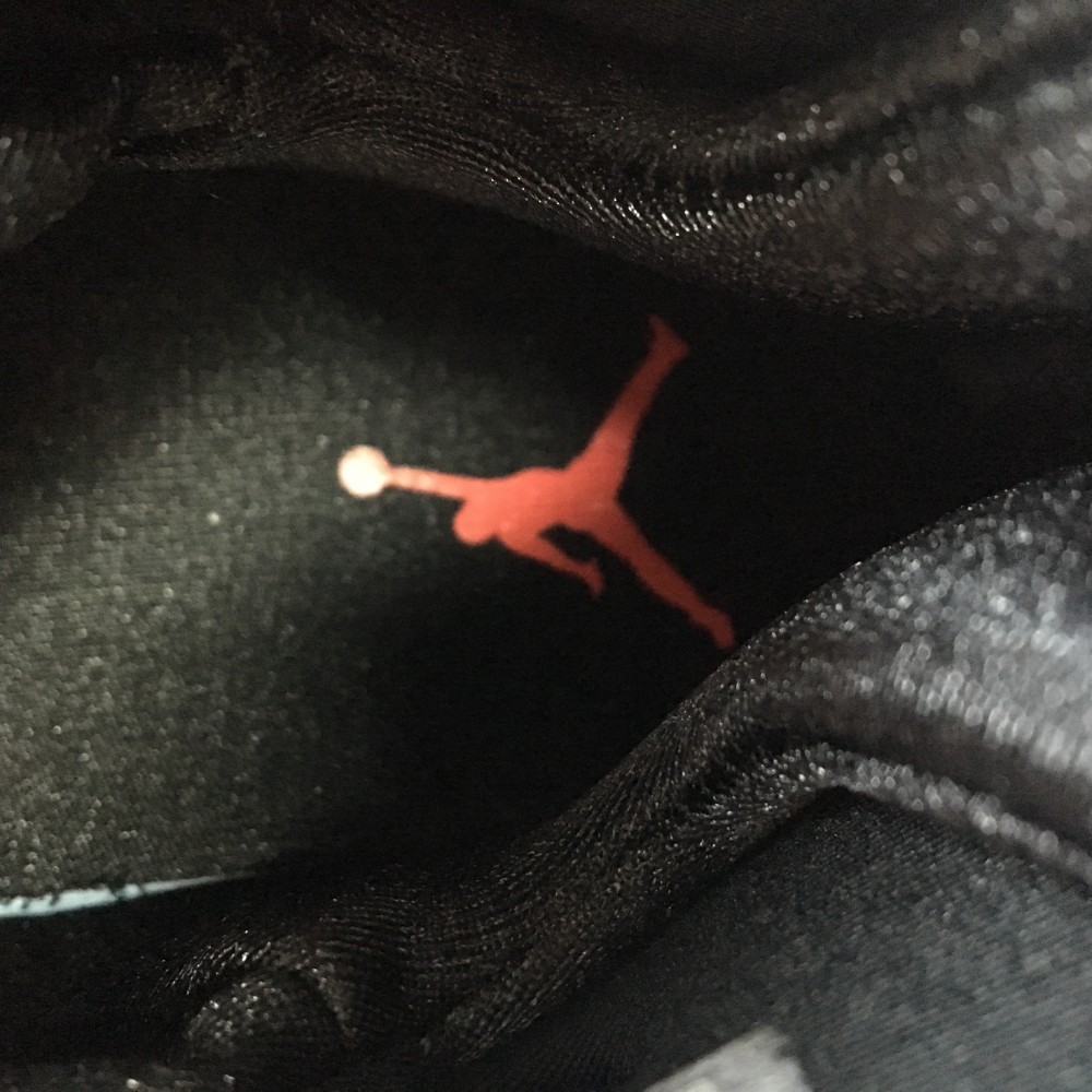 Air Jordan 8 “Reflective Bugs Bunny”