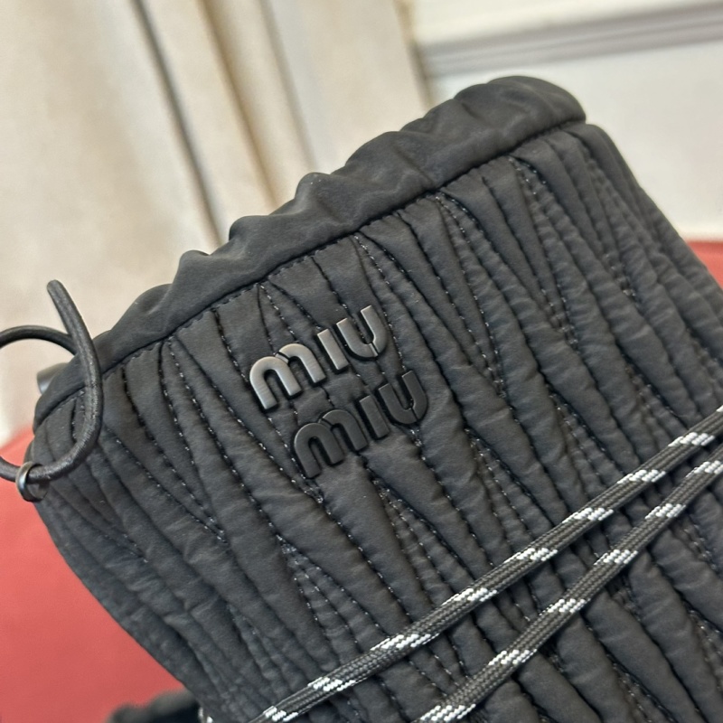 Miu Miu Schneestiefel Aus Matelasse in Schwarz
