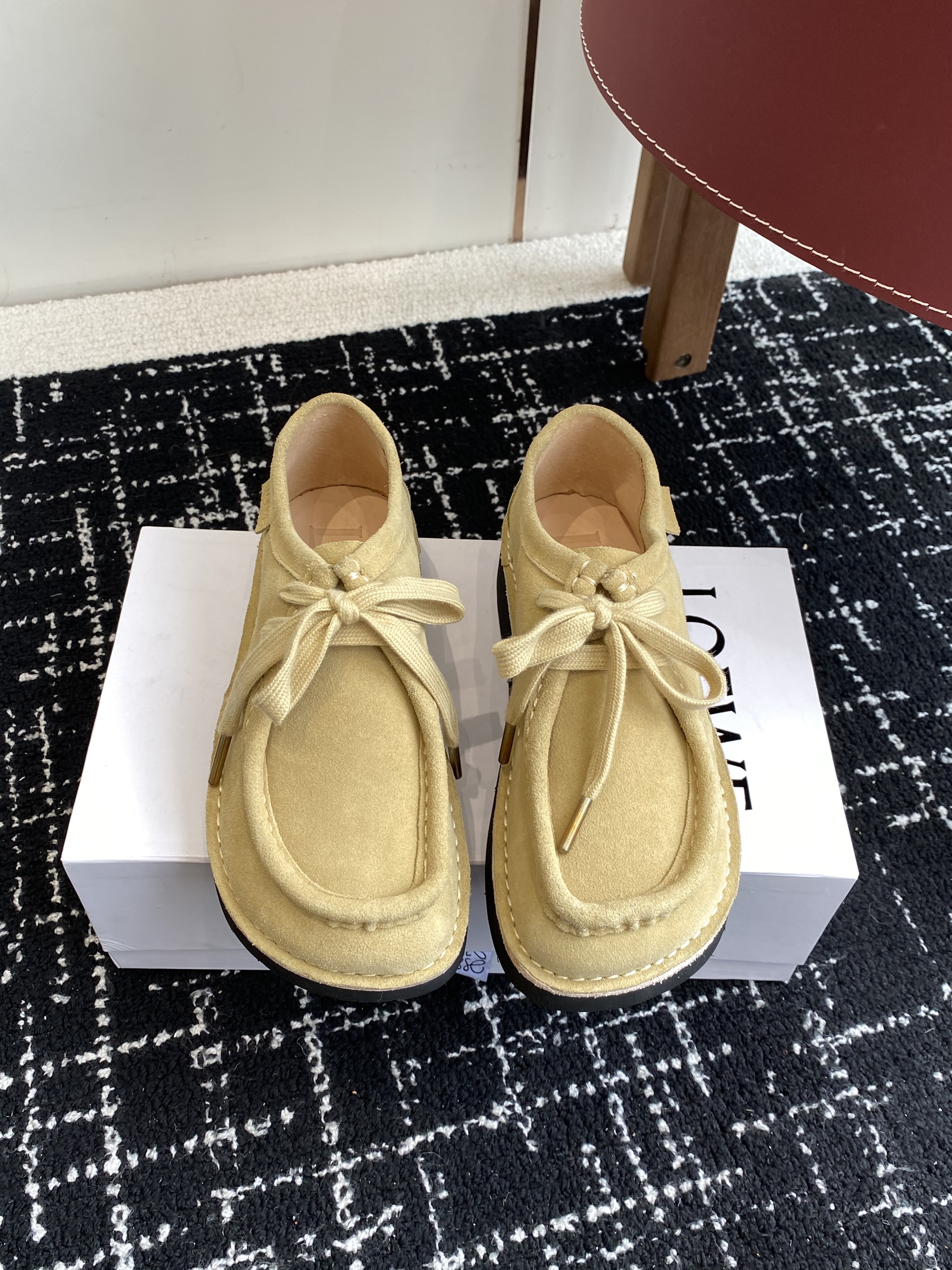 Faro lace-up in suede calfskin